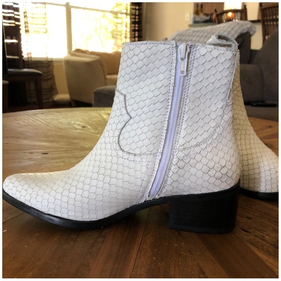 STEVEN BY STEVE MADDEN WHITE LEATHER BOOTIES SIZE 7 - Picture 3 of 9